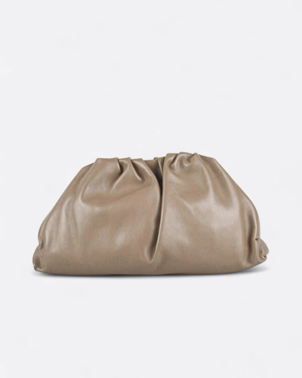 Bolsos nube frunces color topo vista de frente