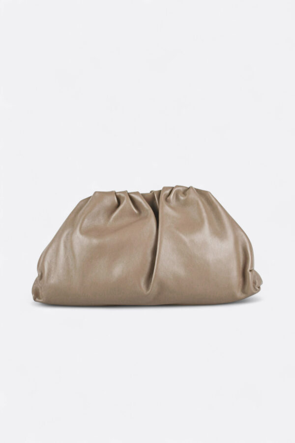 Bolsos nube frunces color topo vista de frente