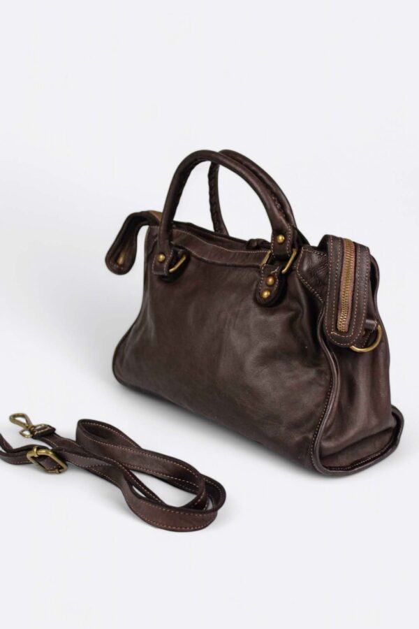 vista trasera con detalle del asa larga extraíble de piel del Bolsos estilo city motero marrón chocolate