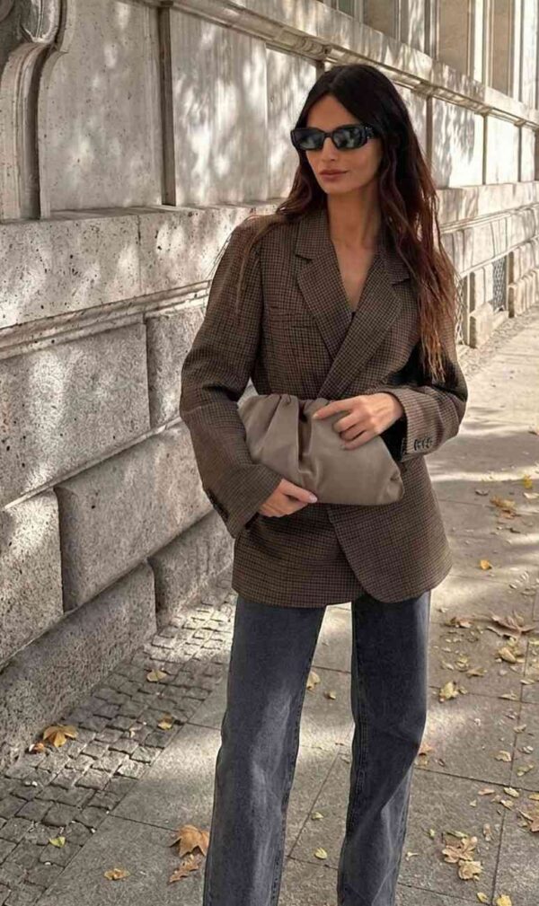 Modelo portando en su mano el icónico Bolso nube frunces color topo con un look casual de tendenia