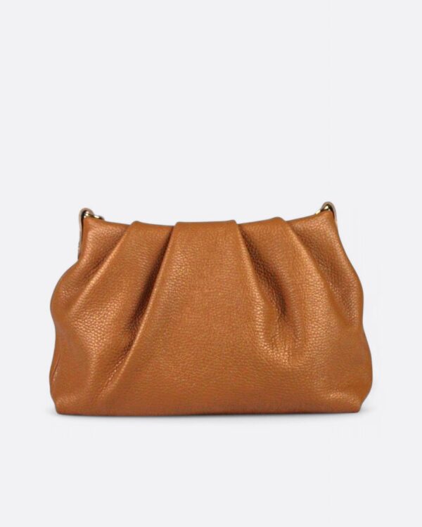 bolso de piel con cierre de frunces color camel, vista frontal
