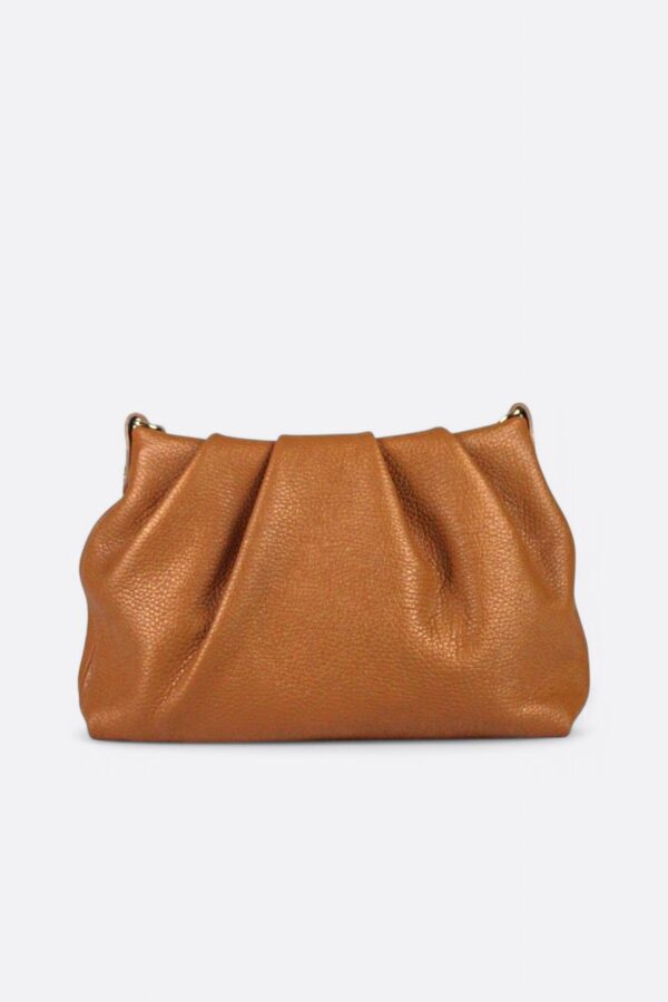 bolso de piel con cierre de frunces color camel, vista frontal