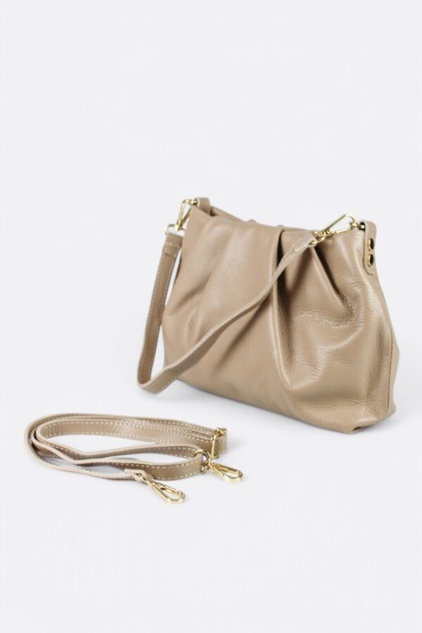 vista lateral con detalle de las 2 asas extraíbles, una corta y otra larga de Bolsos frunces de piel color topo. máxima tendencia en bolsos