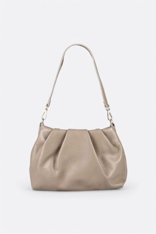 vistra forntal con detalle del asa corta de hombro de Bolsos frunces de piel color topo, máxima tendencia