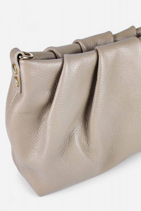 vista de cerca de los bolsos con frunces de piel. Detalle del fruncido superior