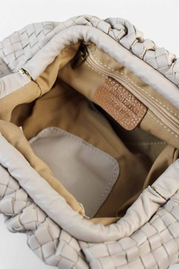 vista del interior detalle del forro del Bolsos de inspiración de piel trenzada beige