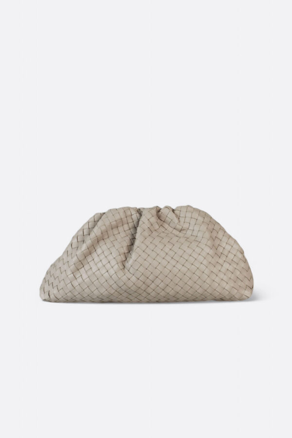 Bolso pouch piel trenzada. Bolsos inspiración de piel trenzada vista de frente