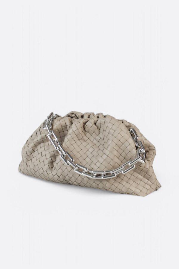bolso pouch piel trenzada. vista lateral con decoración de asa extraíble de cadena de eslabones grandes en plata
