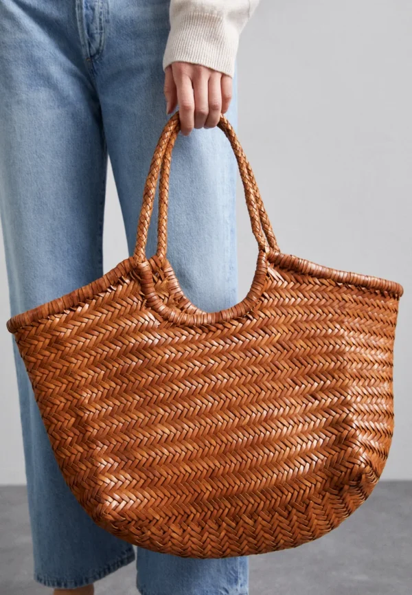 bolso capazo piel trenzada con modelo portando el bolso en l mano