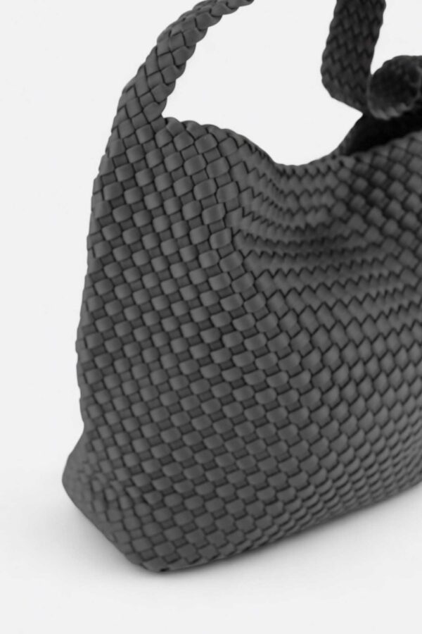 bolsos trenzados neopreno vista de cerca detalle del trenzado