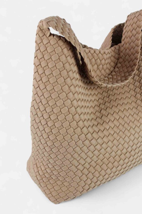 bolsos de neopreno trenzados vista de cerca detalle del trenzado
