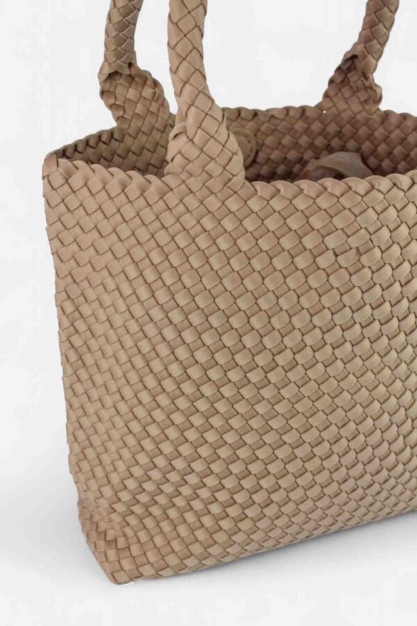 bolsos trenzados de neopreno vista de cerca detalle del trenzado