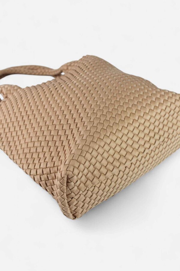 bolsos trenzados de neopreno detalle de la base del bolso