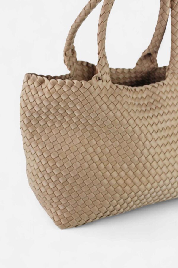 bolso de neopreno trenzado vista de cerca detalle del trenzado