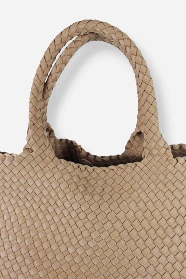 bolso de neopreno trenzado vista detalle de las asas de hobro