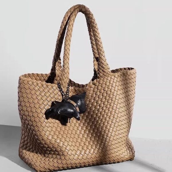 bolso de neopreno trenzado de tamaño grande vista lateral con detalle de charm colgado en un asa
