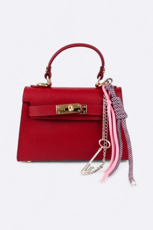 bolso inspiración candado pequeño rojo parte delantera con detalle de llavero