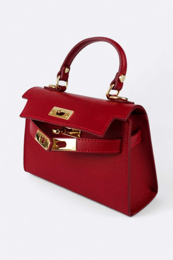 bolso inspiración candado pequeño rojo detalle de cierre dorado