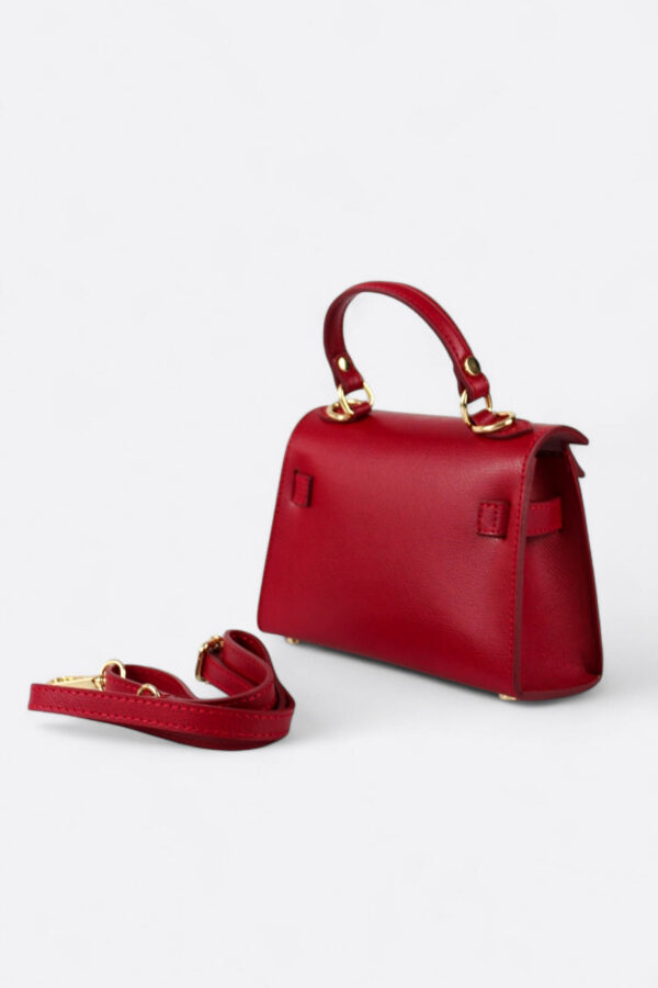 bolso inspiración candado pequeño rojo parte trasera y detalle de asa