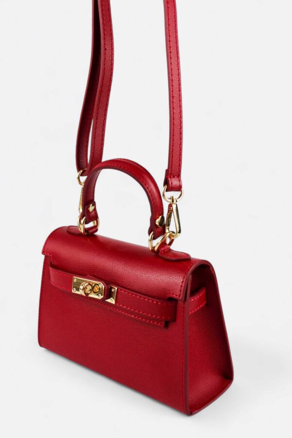bolso inspiración candado pequeño rojo detalle de asa larga para colgar