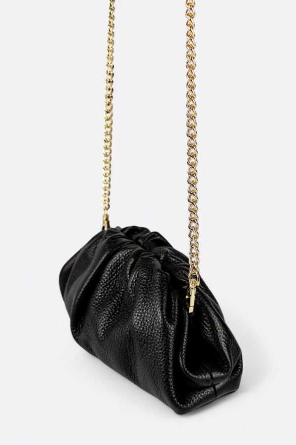 Bolso fruncido para bodas detalle de asa larga de cadena dorada