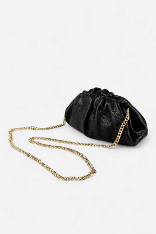 Bolso fruncido para bodas vista lateral con asa de cadena larga