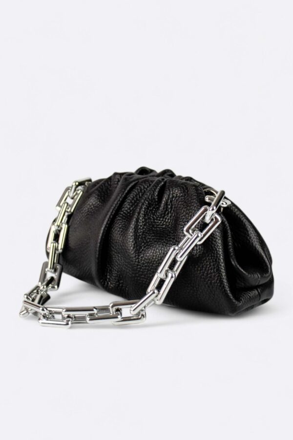 Bolso fruncido para bodas vista de cerca detalle de la piel granulada y asa de eslabones grandes plateados