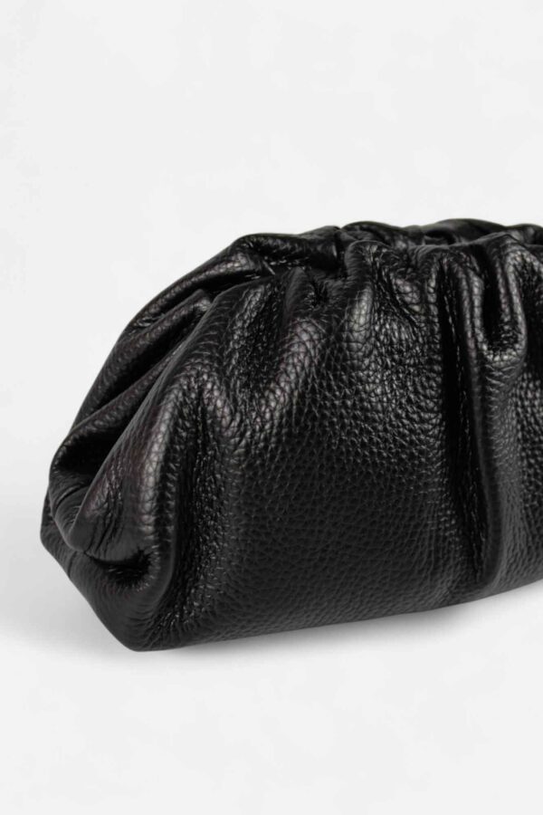 Bolso fruncido para bodas vista de cerca lateral detalle de piel graneada