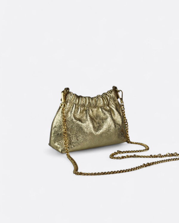 Bolsos de fiesta originales vista lateral con asa de cadena dorada extraíble.