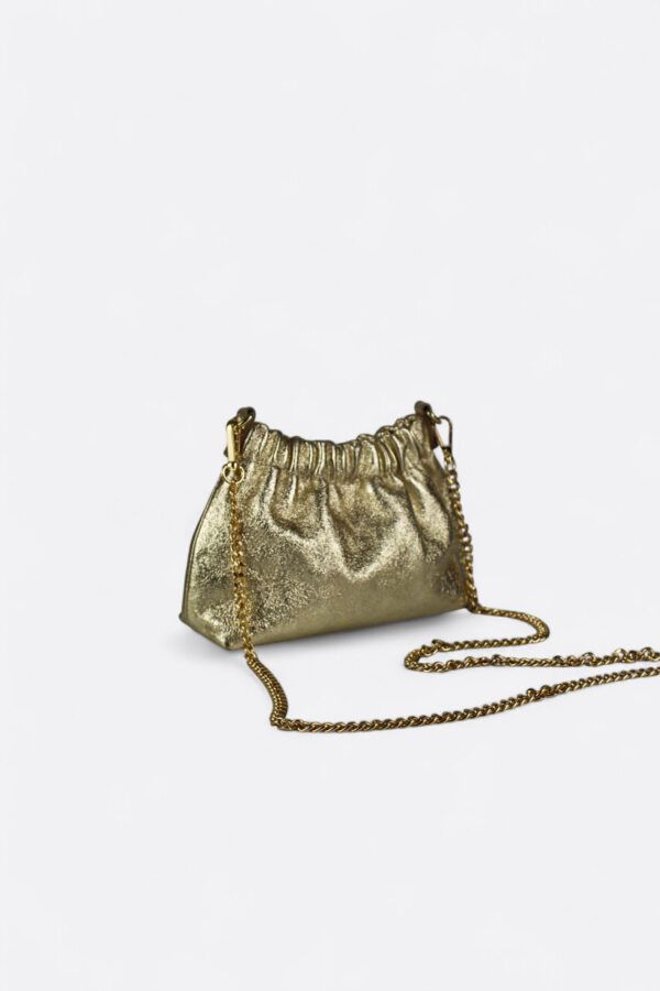 Bolsos de fiesta originales vista lateral con asa de cadena dorada extraíble.