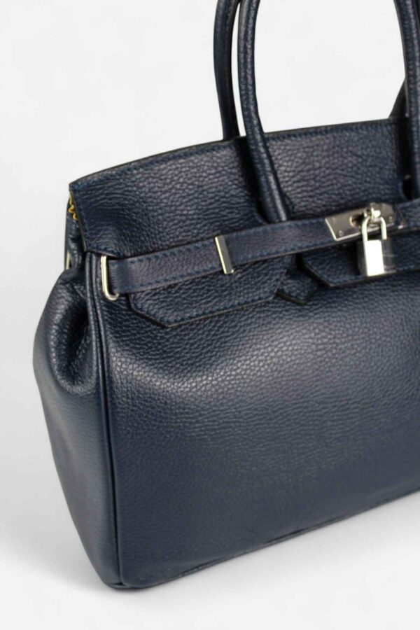 Bolso con candado tote de piel estructurado detalle del cierre con tiras de piel