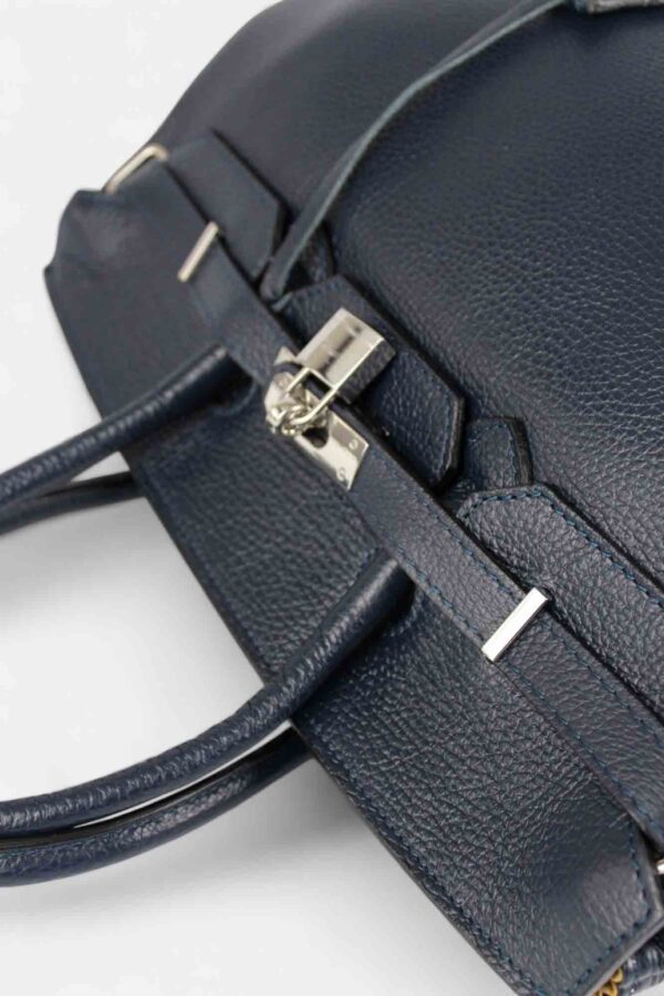bolso con candado detalles de solapa y metales plateados del bolso estructurado icono de moda