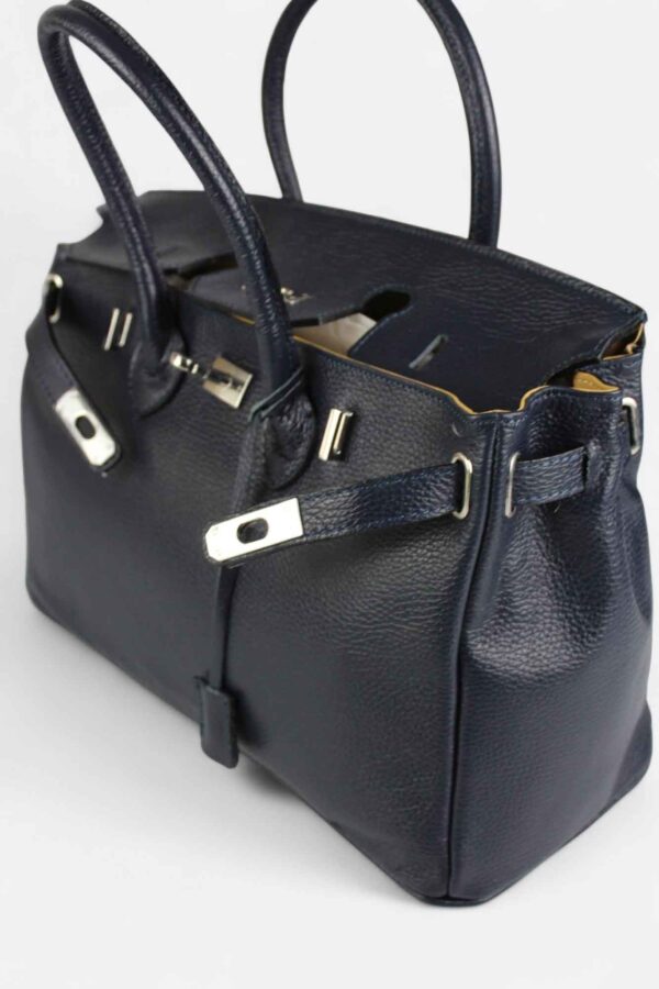 bolso con candado detalle de triple solapa estructurada