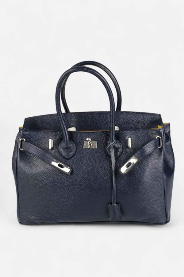 bolso con candado abierto y detalle del llavero con candado colgado del asa