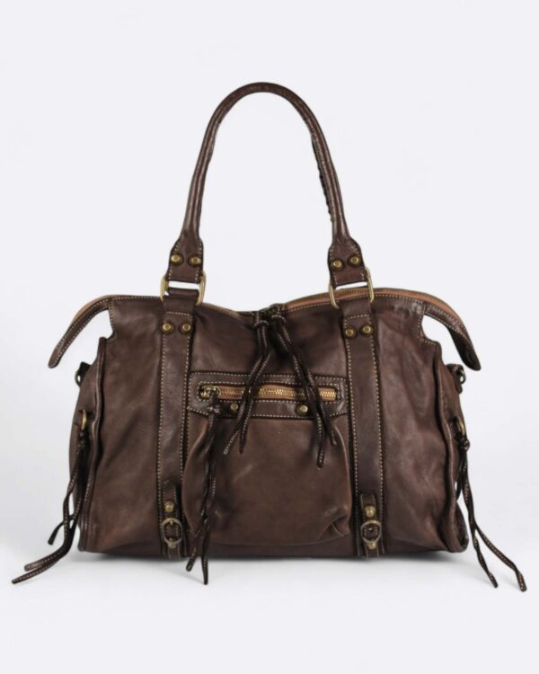 Bolso estilo motero de piel vista frontal principal con detalle del bolsillo delantero con cremallera