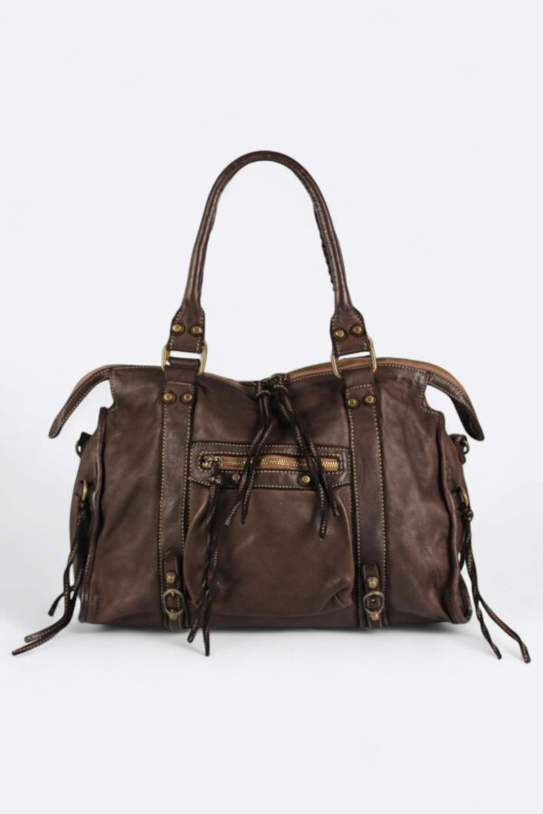 Bolso estilo motero de piel vista frontal principal con detalle del bolsillo delantero con cremallera