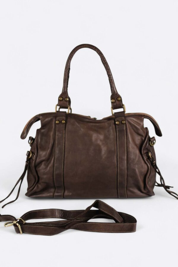 vista trasera del Bolso estilo motero de piel chocolate con detalle de cordones laterales de piel al tono y asa larga extraíble