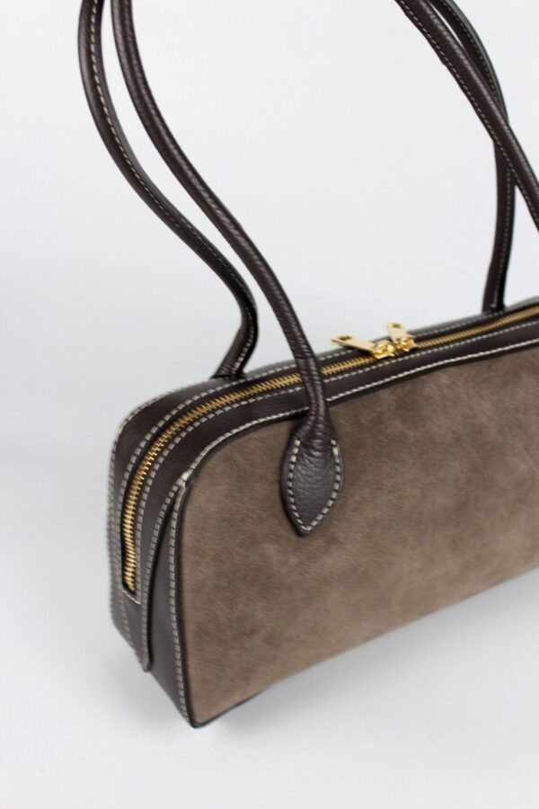 Bolso bowling piel detalles de cerca