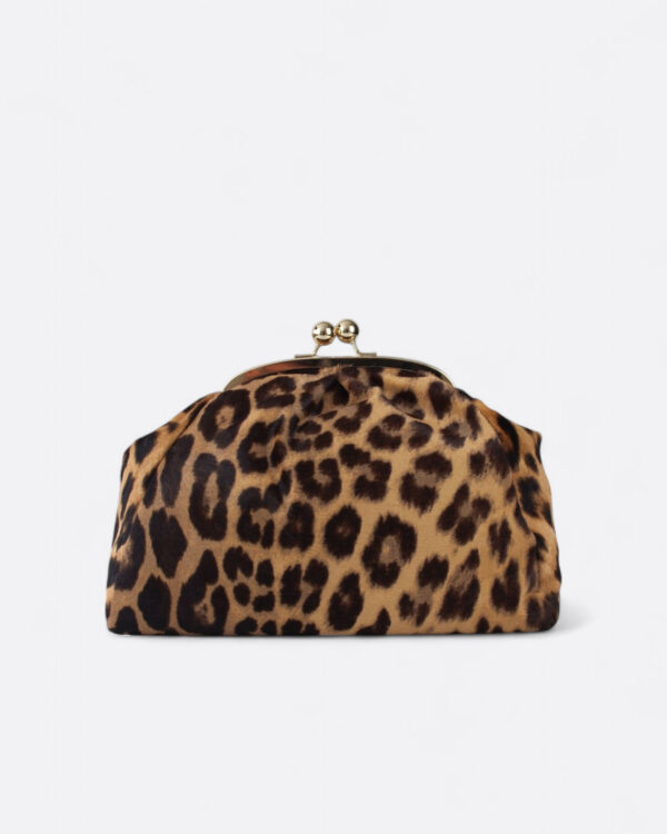 Vista frontal del bolso monedero antiguo de leopardo