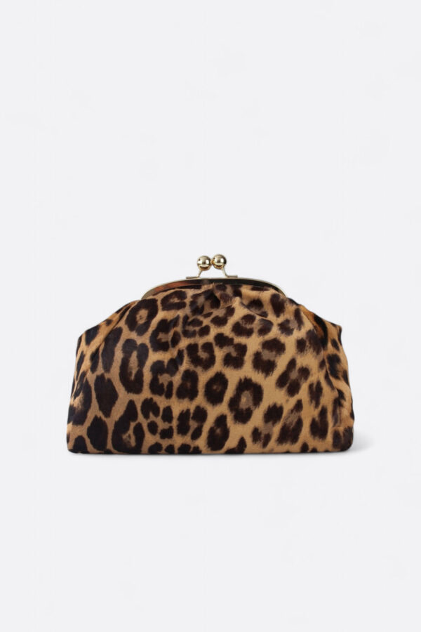 Vista frontal del bolso monedero antiguo de leopardo