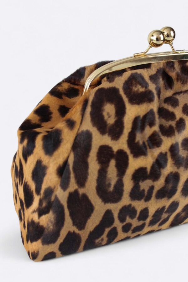vista detallada de cerca del bolso monedero antiguo de leopardo con detalle del pelo y el estampado