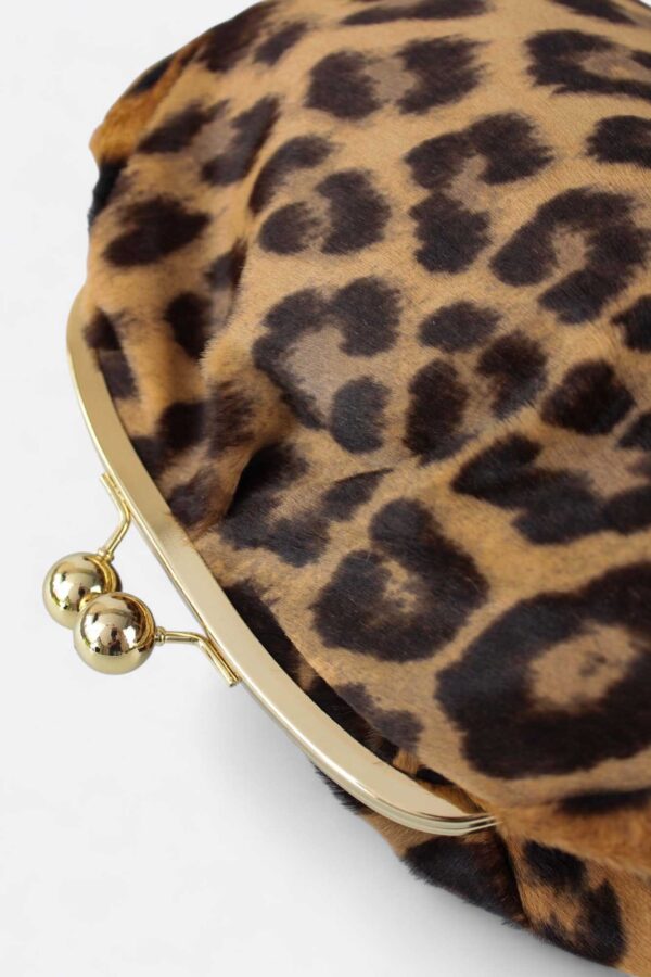 primer plano del bolso monedero antiguo de leopardo con detalle del cierre de bolas doradas
