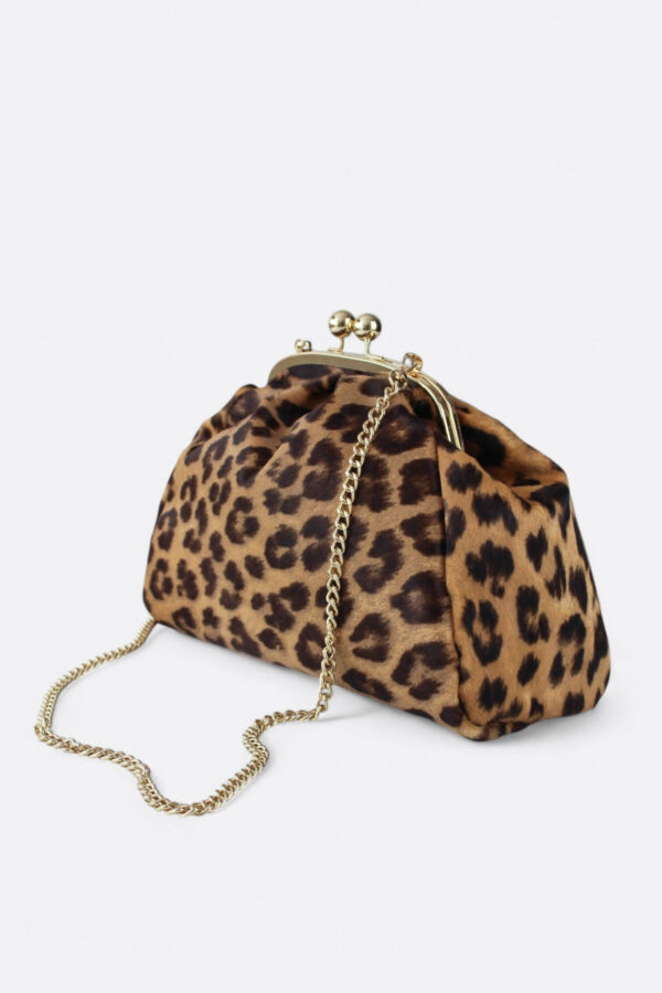 vista lateral del bolso monedero antiguo de leopardo con detalle del asa larga de cadena dorada