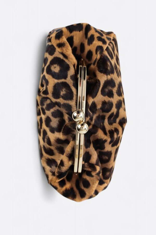 vista cenital del bolso monedero antiguo de leopardo