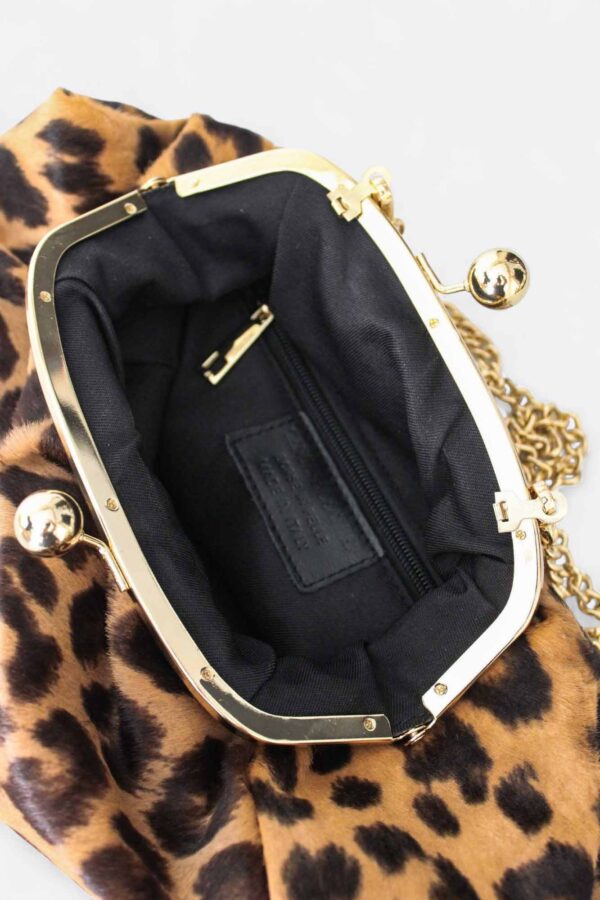 vista interior del bolso monedero antiguo de leopardo con bolsillo con cremallera y etiqueta Made in Italy