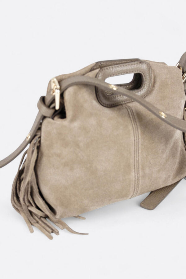 bolso icónico de flecos vista de lado