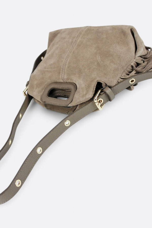 bolso icónico de flecos detalle de ojales dorados en el asa larga