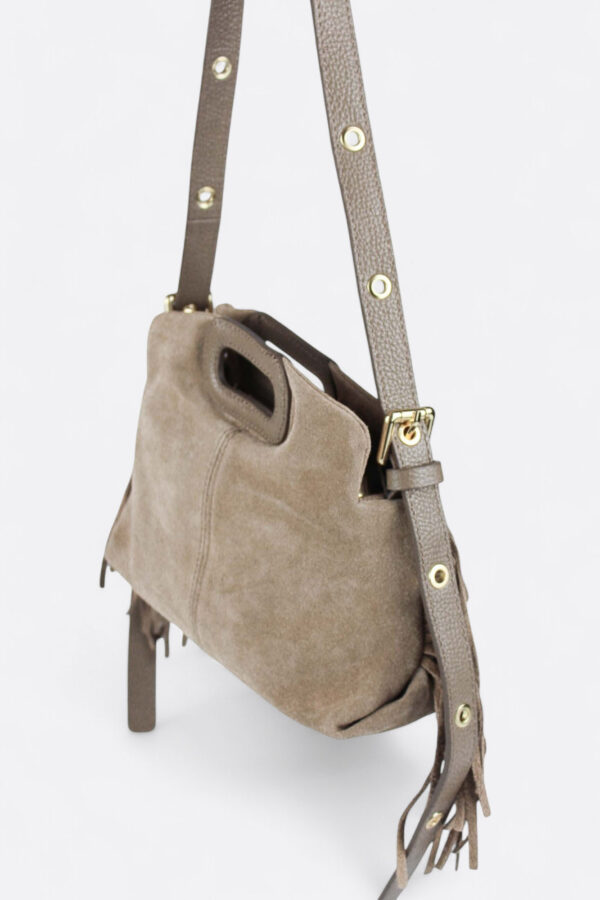 bolso icónico de flecos detalle del asa larga para llevar al hombro