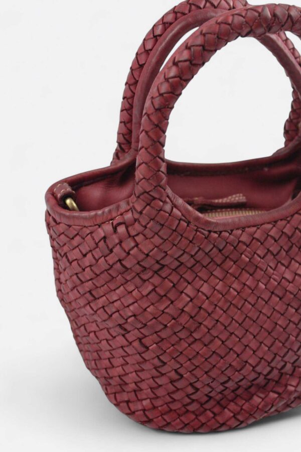 vista lateral con detalle del trenzado a mano del bolso italiano de tendencia