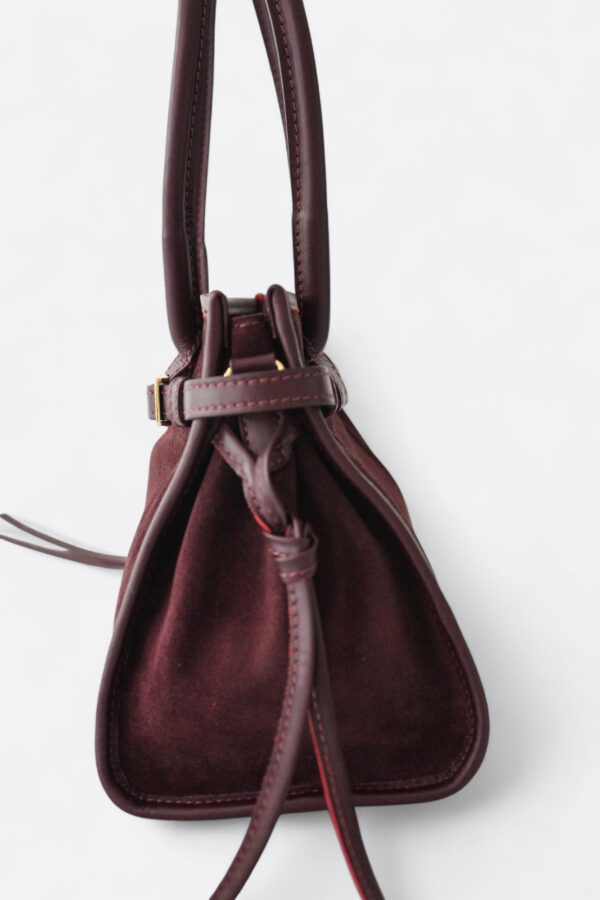 vista de lado del Bolso estilo Bonnie de inspiración con detalle de tiras de piel anudadas al tono